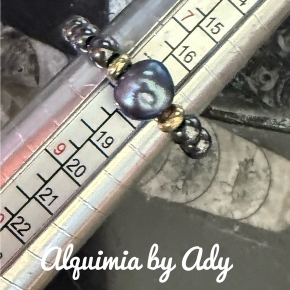 Alquimia Silver and Gray Ring with Iridescent Centerpiece - Picture 2 of 2